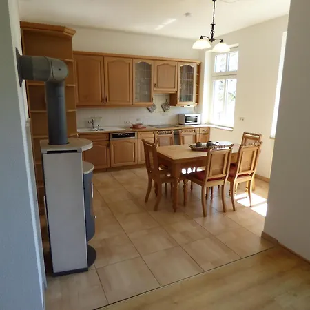 Grosse-ferienwohnung-wa2-100qm-im-erdgeschoss-der-villa-walhall-in-einem-parkaehnlichen-garten Apartment Sellin (Rugen)