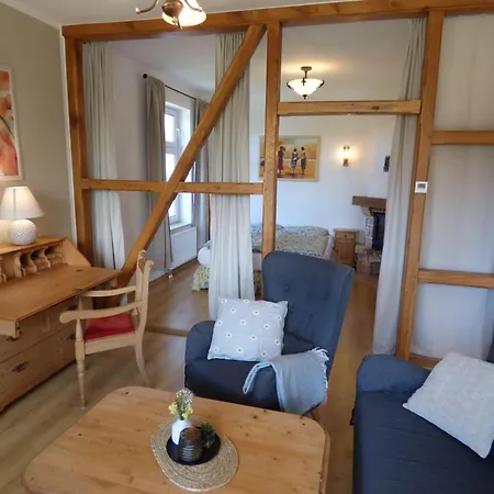 Grosse-ferienwohnung-wa2-100qm-im-erdgeschoss-der-villa-walhall-in-einem-parkaehnlichen-garten *