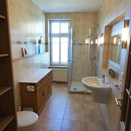 Grosse-ferienwohnung-wa2-100qm-im-erdgeschoss-der-villa-walhall-in-einem-parkaehnlichen-garten Sellin (Rugen)