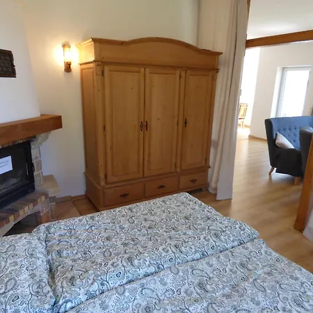 Grosse-ferienwohnung-wa2-100qm-im-erdgeschoss-der-villa-walhall-in-einem-parkaehnlichen-garten Apartment *