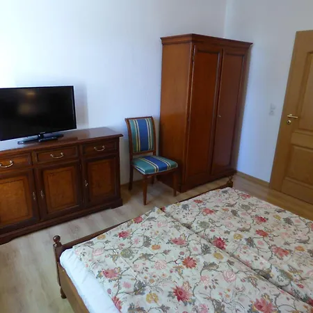 Grosse-ferienwohnung-wa2-100qm-im-erdgeschoss-der-villa-walhall-in-einem-parkaehnlichen-garten Sellin (Rugen)