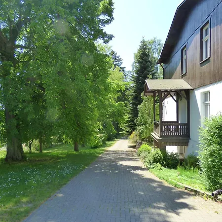 Grosse-ferienwohnung-wa2-100qm-im-erdgeschoss-der-villa-walhall-in-einem-parkaehnlichen-garten Apartment Sellin (Rugen)